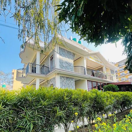 Hotel Peace Ganga Inn Pokhara Extérieur photo