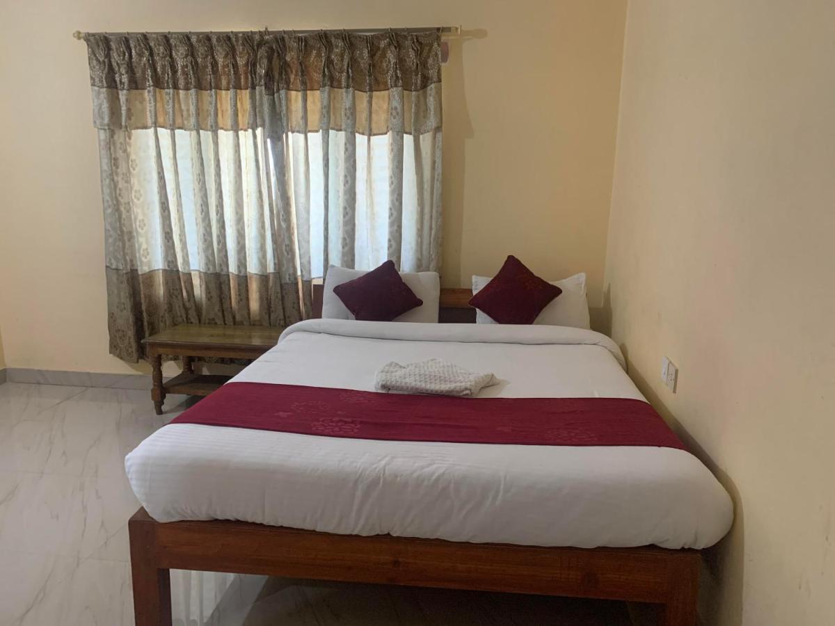 Hotel Peace Ganga Inn Pokhara Extérieur photo
