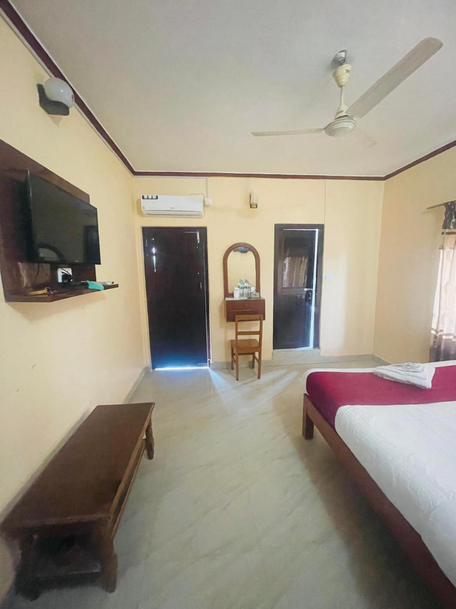 Hotel Peace Ganga Inn Pokhara Extérieur photo