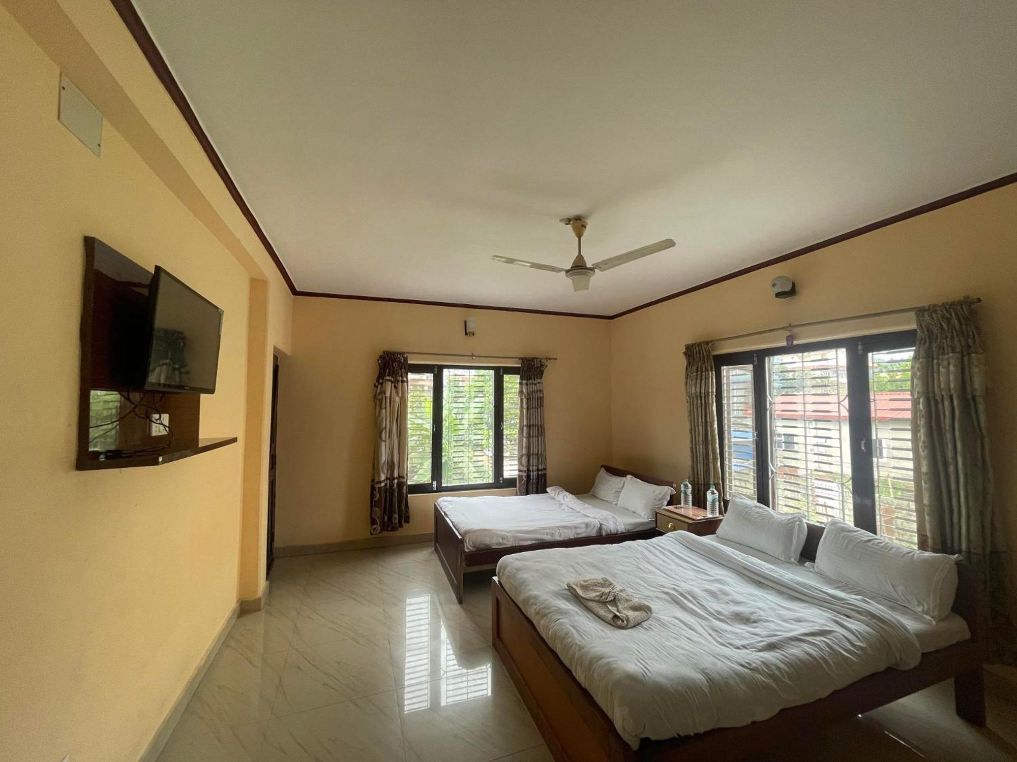 Hotel Peace Ganga Inn Pokhara Extérieur photo