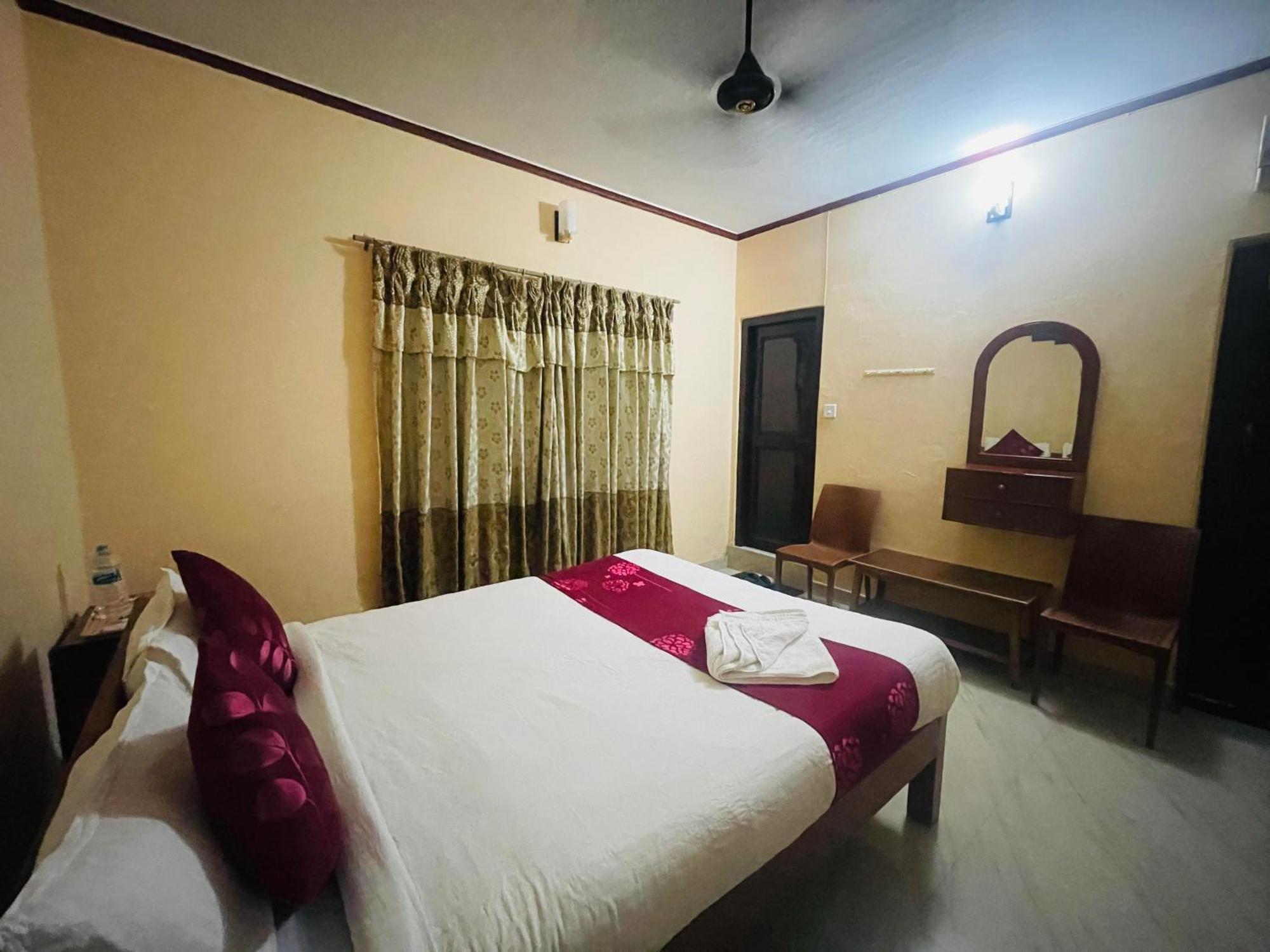 Hotel Peace Ganga Inn Pokhara Extérieur photo