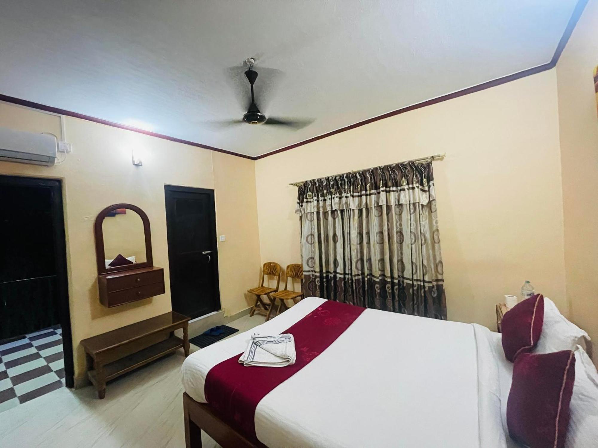 Hotel Peace Ganga Inn Pokhara Extérieur photo